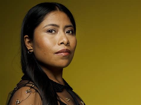 Il Ritratto Vibrante di Yalitza Aparicio: Una Celebrazione Indimenticabile dell'Arte Messicana!